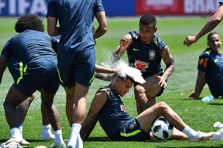 Đồng đội Brazil ném trứng và bột vào Coutinho trên sân tập World Cup 2018 - Ảnh 1. Đồng đội Brazil ném trứng và bột vào Coutinho trên sân tập World Cup 2018 - Ảnh 1.