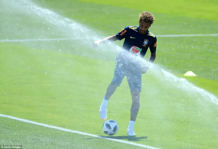 Đồng đội Brazil ném trứng và bột vào Coutinho trên sân tập World Cup 2018 - Ảnh 7. Đồng đội Brazil ném trứng và bột vào Coutinho trên sân tập World Cup 2018 - Ảnh 7.