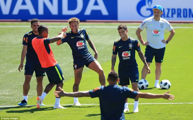 Đồng đội Brazil ném trứng và bột vào Coutinho trên sân tập World Cup 2018 - Ảnh 8. Đồng đội Brazil ném trứng và bột vào Coutinho trên sân tập World Cup 2018 - Ảnh 8.