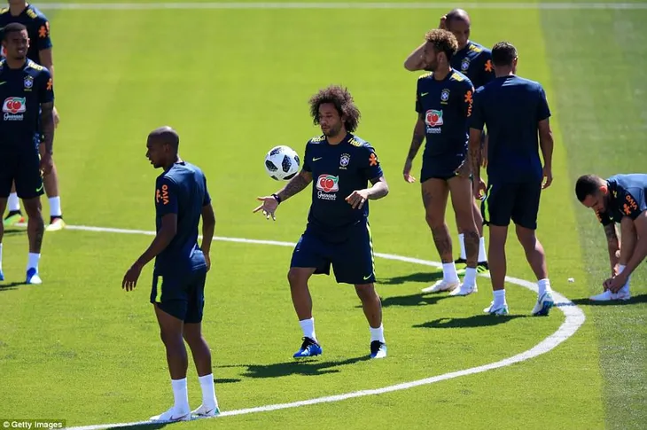 Đồng đội Brazil ném trứng và bột vào Coutinho trên sân tập World Cup 2018 - Ảnh 11. Đồng đội Brazil ném trứng và bột vào Coutinho trên sân tập World Cup 2018 - Ảnh 11.