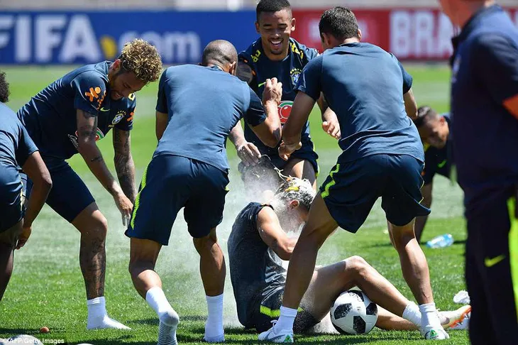 Đồng đội Brazil ném trứng và bột vào Coutinho trên sân tập World Cup 2018 - Ảnh 2. Đồng đội Brazil ném trứng và bột vào Coutinho trên sân tập World Cup 2018 - Ảnh 2.
