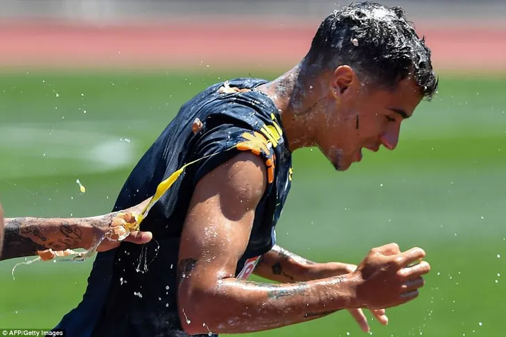 Đồng đội Brazil ném trứng và bột vào Coutinho trên sân tập World Cup 2018 - Ảnh 3. Đồng đội Brazil ném trứng và bột vào Coutinho trên sân tập World Cup 2018 - Ảnh 3.