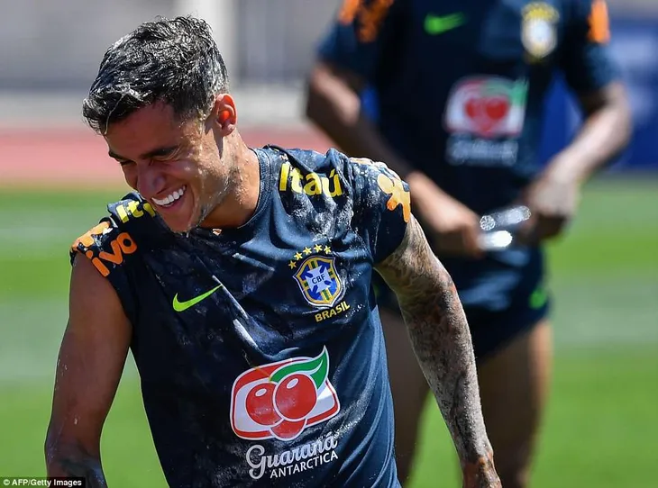 Đồng đội Brazil ném trứng và bột vào Coutinho trên sân tập World Cup 2018 - Ảnh 4. Đồng đội Brazil ném trứng và bột vào Coutinho trên sân tập World Cup 2018 - Ảnh 4.