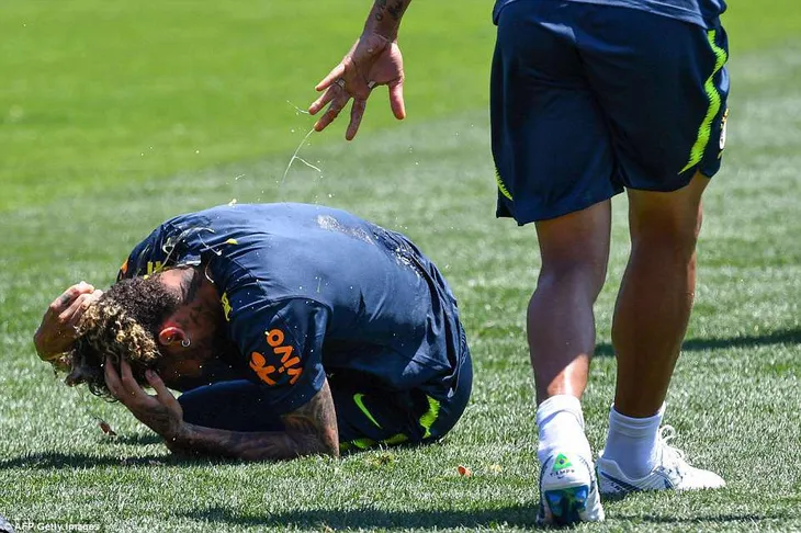 Đồng đội Brazil ném trứng và bột vào Coutinho trên sân tập World Cup 2018 - Ảnh 5. Đồng đội Brazil ném trứng và bột vào Coutinho trên sân tập World Cup 2018 - Ảnh 5.
