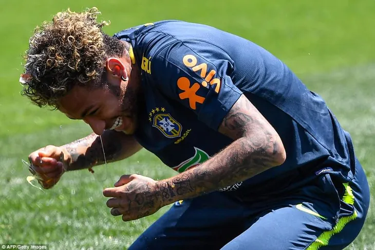 Đồng đội Brazil ném trứng và bột vào Coutinho trên sân tập World Cup 2018 - Ảnh 6. Đồng đội Brazil ném trứng và bột vào Coutinho trên sân tập World Cup 2018 - Ảnh 6.