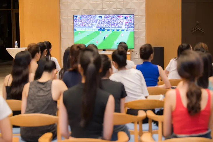 Dàn thí sinh Hoa hậu Việt Nam 2018 hết mình cổ vũ FIFA World Cup™ 2018 - Ảnh 2. Dàn thí sinh Hoa hậu Việt Nam 2018 hết mình cổ vũ FIFA World Cup™ 2018 - Ảnh 2.