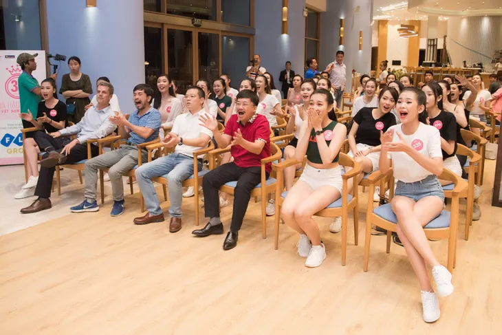 Dàn thí sinh Hoa hậu Việt Nam 2018 hết mình cổ vũ FIFA World Cup™ 2018 - Ảnh 1. Dàn thí sinh Hoa hậu Việt Nam 2018 hết mình cổ vũ FIFA World Cup™ 2018 - Ảnh 1.