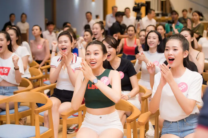 Dàn thí sinh Hoa hậu Việt Nam 2018 hết mình cổ vũ FIFA World Cup™ 2018 - Ảnh 3. Dàn thí sinh Hoa hậu Việt Nam 2018 hết mình cổ vũ FIFA World Cup™ 2018 - Ảnh 3.