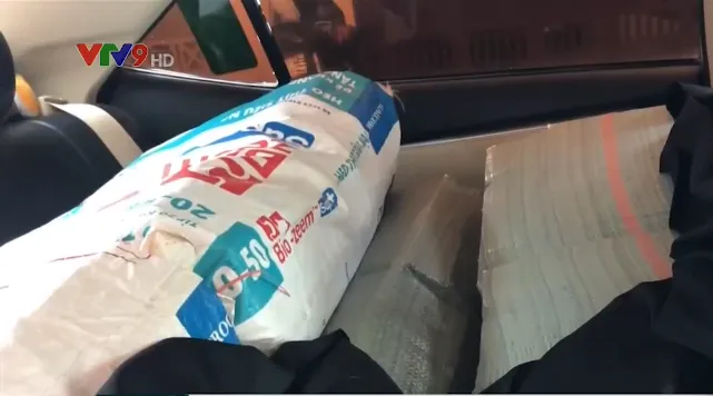 Táo tợn thuê ô tô chạy Grab để vận chuyển thuốc lá lậu từ nước ngoài về Việt Nam - Ảnh 1. Táo tợn thuê ô tô chạy Grab để vận chuyển thuốc lá lậu từ nước ngoài về Việt Nam - Ảnh 1.
