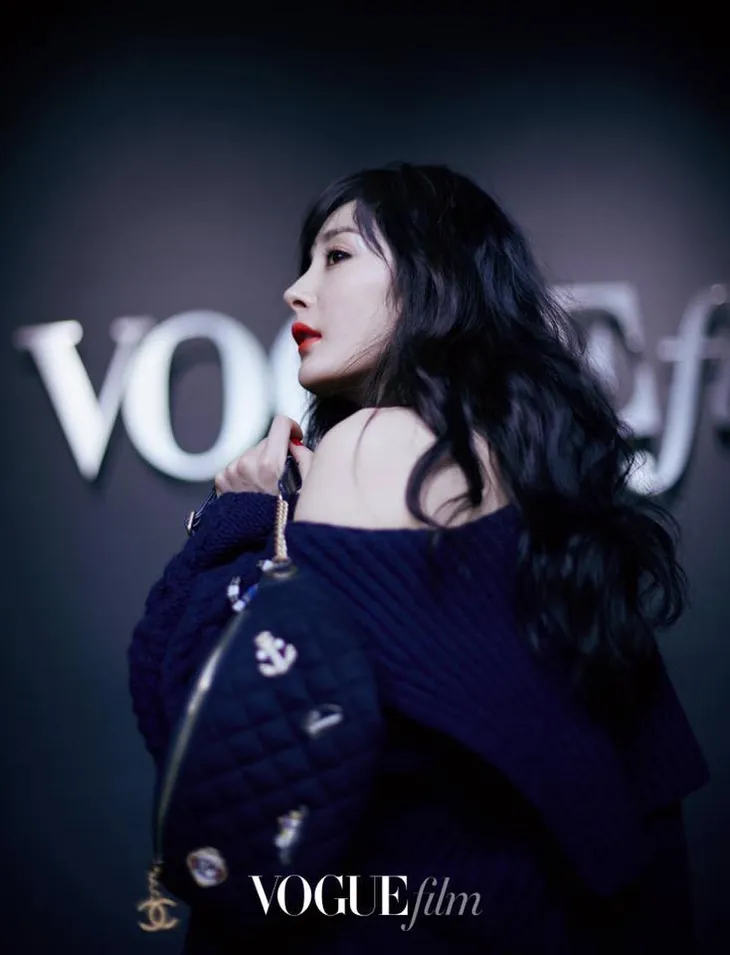 Angela Baby và Lý Băng Băng đọ sắc trên Vogue - Ảnh 8. Angela Baby và Lý Băng Băng đọ sắc trên Vogue - Ảnh 8.