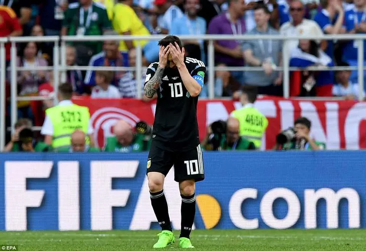 Bất lực trước Iceland, Messi buồn như thể mất cúp vô địch FIFA World Cup™ 2018 - Ảnh 6. Bất lực trước Iceland, Messi buồn như thể mất cúp vô địch FIFA World Cup™ 2018 - Ảnh 6.