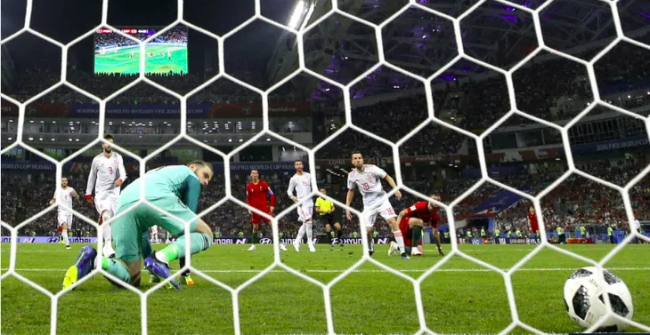 Tại sao De Gea bắt hay ở MU nhưng lại chệch choạc ở ĐT Tây Ban Nha? - Ảnh 1. Tại sao De Gea bắt hay ở MU nhưng lại chệch choạc ở ĐT Tây Ban Nha? - Ảnh 1.