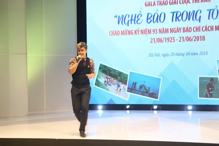 Chi đoàn Trung tâm Sản xuất phim truyền hình giành giải Đặc biệt cuộc thi ảnh Nghề báo trong tôi là... - Ảnh 8. Chi đoàn Trung tâm Sản xuất phim truyền hình giành giải Đặc biệt cuộc thi ảnh Nghề báo trong tôi là... - Ảnh 8.