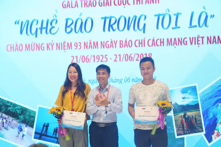 Chi đoàn Trung tâm Sản xuất phim truyền hình giành giải Đặc biệt cuộc thi ảnh Nghề báo trong tôi là... - Ảnh 4. Chi đoàn Trung tâm Sản xuất phim truyền hình giành giải Đặc biệt cuộc thi ảnh Nghề báo trong tôi là... - Ảnh 4.