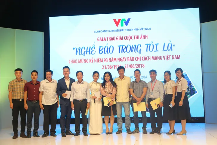 Chi đoàn Trung tâm Sản xuất phim truyền hình giành giải Đặc biệt cuộc thi ảnh Nghề báo trong tôi là... - Ảnh 7. Chi đoàn Trung tâm Sản xuất phim truyền hình giành giải Đặc biệt cuộc thi ảnh Nghề báo trong tôi là... - Ảnh 7.