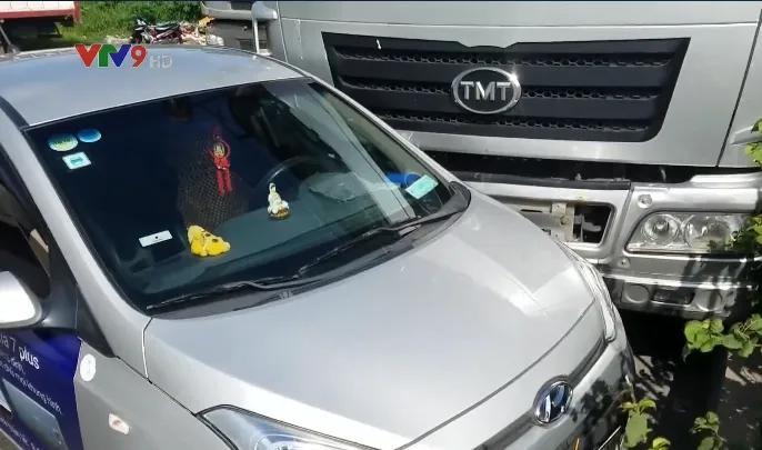 TP.HCM: Va chạm với xe tải, ô tô 4 chỗ bị đẩy đi hơn 20m - Ảnh 5.