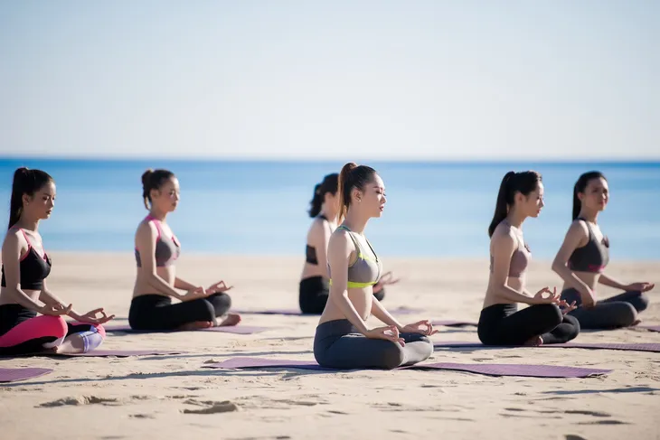 Dàn thí sinh Hoa hậu Việt Nam 2018 khỏe khoắn tập yoga trước biển - Ảnh 4. Dàn thí sinh Hoa hậu Việt Nam 2018 khỏe khoắn tập yoga trước biển - Ảnh 4.