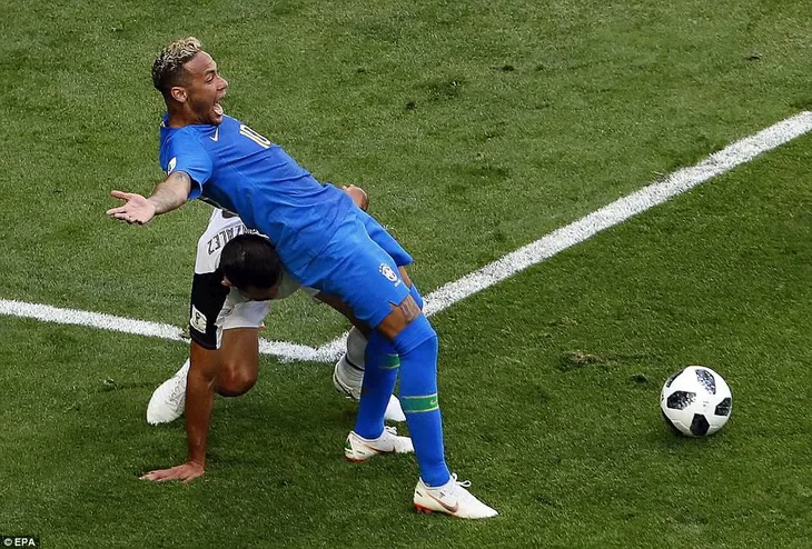 Lần đầu ở FIFA World Cup™ 2018, VAR được sử dụng để từ chối penalty trận Brazil - Costa Rica - Ảnh 1. Lần đầu ở FIFA World Cup™ 2018, VAR được sử dụng để từ chối penalty trận Brazil - Costa Rica - Ảnh 1.