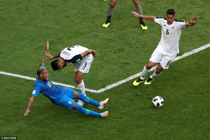 Lần đầu ở FIFA World Cup™ 2018, VAR được sử dụng để từ chối penalty trận Brazil - Costa Rica - Ảnh 2. Lần đầu ở FIFA World Cup™ 2018, VAR được sử dụng để từ chối penalty trận Brazil - Costa Rica - Ảnh 2.