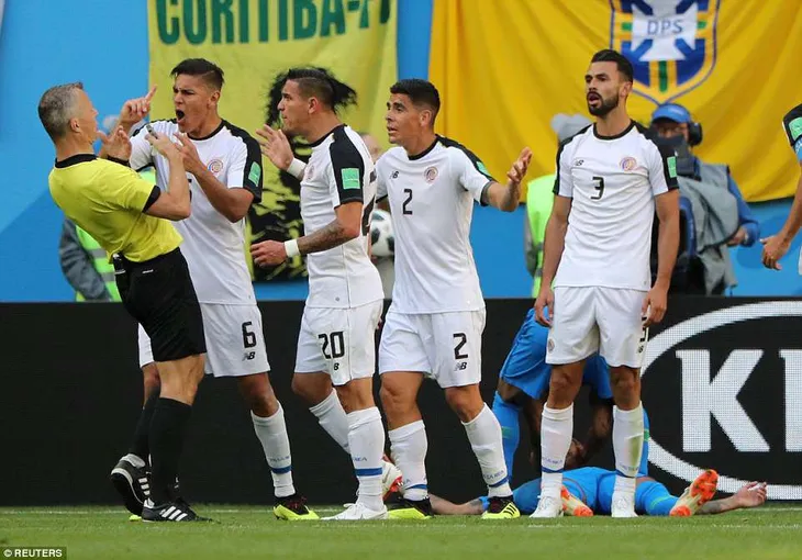 Lần đầu ở FIFA World Cup™ 2018, VAR được sử dụng để từ chối penalty trận Brazil - Costa Rica - Ảnh 3. Lần đầu ở FIFA World Cup™ 2018, VAR được sử dụng để từ chối penalty trận Brazil - Costa Rica - Ảnh 3.
