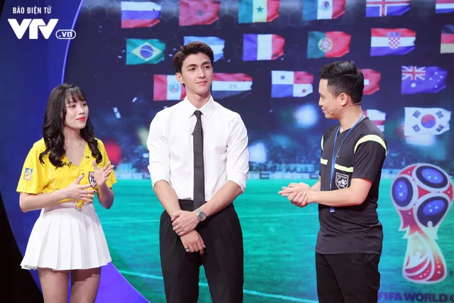 Diễn viên Bình An đọ dáng cùng các người đẹp của Nóng cùng FIFA World Cup™ 2018 - Ảnh 1. Diễn viên Bình An đọ dáng cùng các người đẹp của Nóng cùng FIFA World Cup™ 2018 - Ảnh 1.
