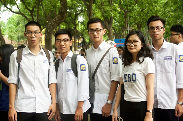 Thi THPT Quốc gia 2018: Cha mẹ đồng hành cùng thí sinh - Ảnh 2. Thi THPT Quốc gia 2018: Cha mẹ đồng hành cùng thí sinh - Ảnh 2.