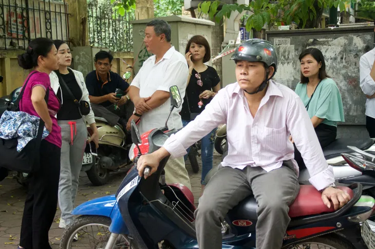 Thi THPT Quốc gia 2018: Cha mẹ đồng hành cùng thí sinh - Ảnh 1. Thi THPT Quốc gia 2018: Cha mẹ đồng hành cùng thí sinh - Ảnh 1.