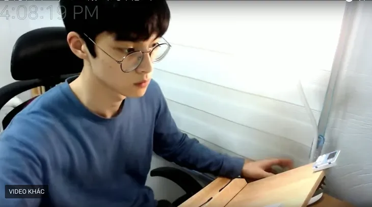 Mỹ nam gây bão vì clip ngồi học trong im lặng suốt 7h - Ảnh 2. Mỹ nam gây bão vì clip ngồi học trong im lặng suốt 7h - Ảnh 2.