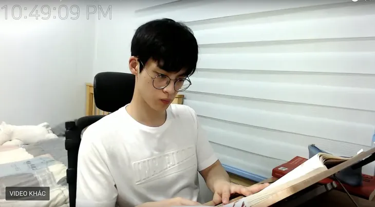 Mỹ nam gây bão vì clip ngồi học trong im lặng suốt 7h - Ảnh 1. Mỹ nam gây bão vì clip ngồi học trong im lặng suốt 7h - Ảnh 1.