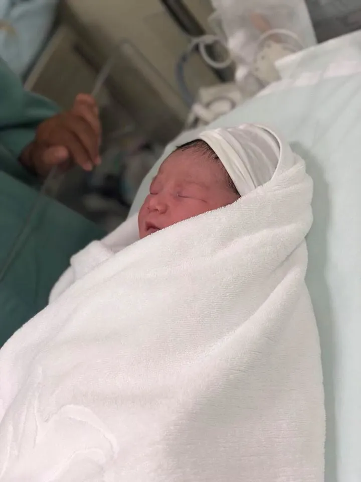 Siêu mẫu Hà Anh khoe ảnh con gái vừa sinh nặng 4,4 kg - Ảnh 3. Siêu mẫu Hà Anh khoe ảnh con gái vừa sinh nặng 4,4 kg - Ảnh 3.