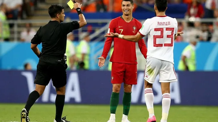 HLV Iran lớn tiếng chỉ trích VAR: Cris Ronaldo xứng đáng 1 thẻ đỏ - Ảnh 2. HLV Iran lớn tiếng chỉ trích VAR: Cris Ronaldo xứng đáng 1 thẻ đỏ - Ảnh 2.