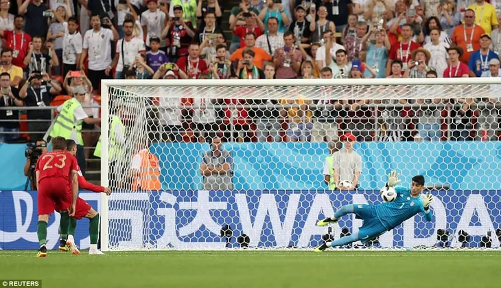 Quả penalty hỏng ăn của Ronaldo bất ngờ lập kỷ lục FIFA World Cup™ - Ảnh 2. Quả penalty hỏng ăn của Ronaldo bất ngờ lập kỷ lục FIFA World Cup™ - Ảnh 2.