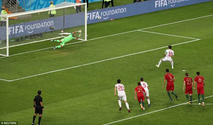 Quả penalty hỏng ăn của Ronaldo bất ngờ lập kỷ lục FIFA World Cup™ - Ảnh 3. Quả penalty hỏng ăn của Ronaldo bất ngờ lập kỷ lục FIFA World Cup™ - Ảnh 3.