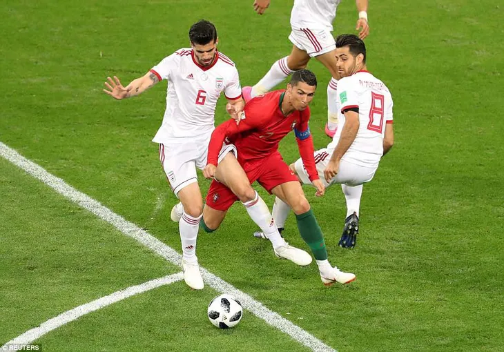 Quả penalty hỏng ăn của Ronaldo bất ngờ lập kỷ lục FIFA World Cup™ - Ảnh 1. Quả penalty hỏng ăn của Ronaldo bất ngờ lập kỷ lục FIFA World Cup™ - Ảnh 1.