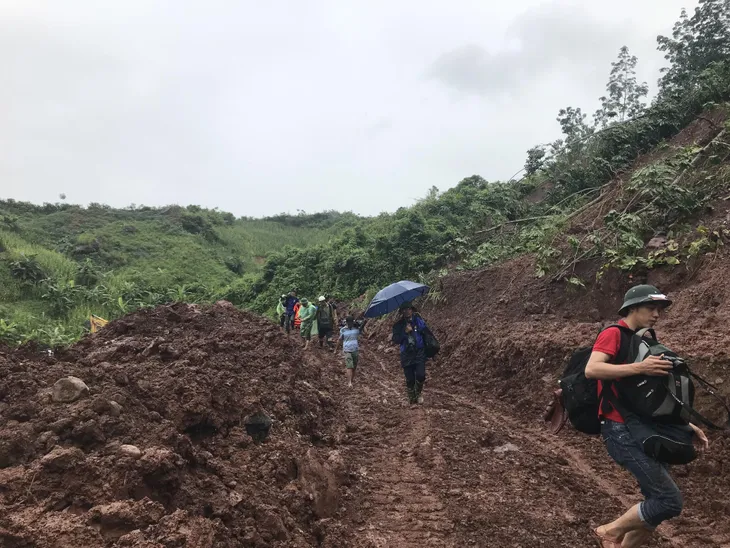 Vẫn chưa tìm được 5 nạn nhân mất tích vụ sạt lở tại Noong Hẻo (Lai Châu) - Ảnh 3. Vẫn chưa tìm được 5 nạn nhân mất tích vụ sạt lở tại Noong Hẻo (Lai Châu) - Ảnh 3.