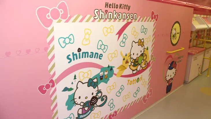 Mê mẩn với tàu cao tốc Hello Kitty siêu dễ thương ở Nhật Bản - Ảnh 10. Mê mẩn với tàu cao tốc Hello Kitty siêu dễ thương ở Nhật Bản - Ảnh 10.