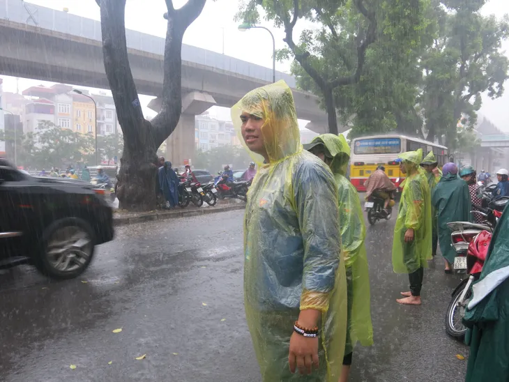 Xúc động hình ảnh sinh viên tình nguyện đội mưa cùng thí sinh thi THPT Quốc gia 2018 - Ảnh 4.