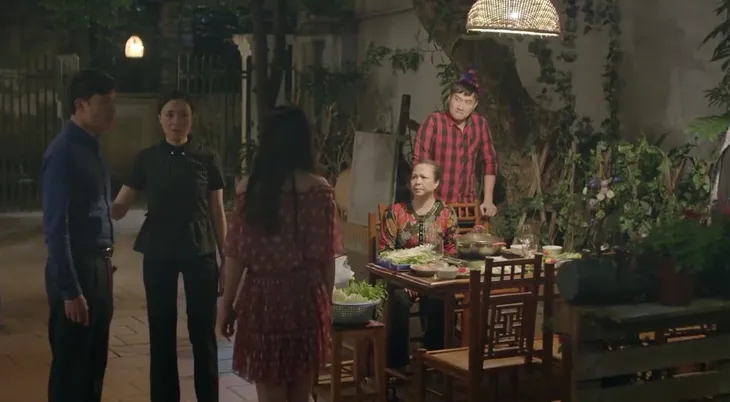 Cả một đời ân oán - Tập 56: Chi ăn tát vì hỗn với mẹ Dung trước mặt mọi người - Ảnh 2. Cả một đời ân oán - Tập 56: Chi ăn tát vì hỗn với mẹ Dung trước mặt mọi người - Ảnh 2.