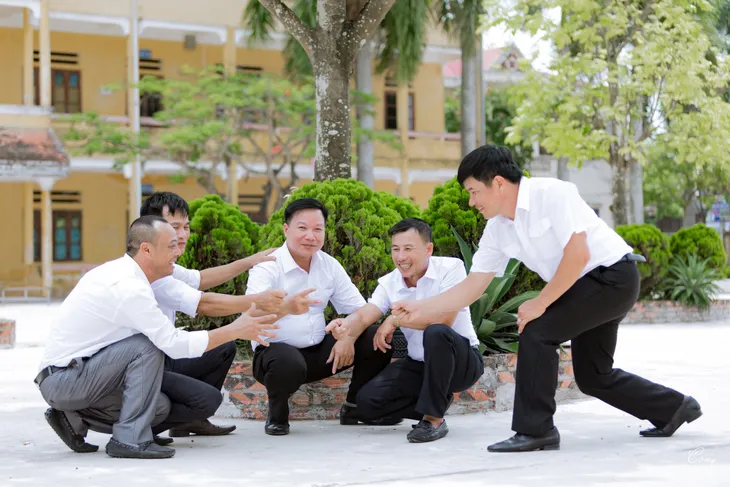 Chùm ảnh kỷ yếu đáng yêu của những...bậc phụ huynh - Ảnh 6. Chùm ảnh kỷ yếu đáng yêu của những...bậc phụ huynh - Ảnh 6.