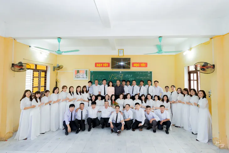 Chùm ảnh kỷ yếu đáng yêu của những...bậc phụ huynh - Ảnh 2. Chùm ảnh kỷ yếu đáng yêu của những...bậc phụ huynh - Ảnh 2.