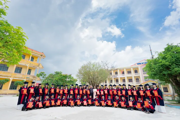 Chùm ảnh kỷ yếu đáng yêu của những...bậc phụ huynh - Ảnh 7. Chùm ảnh kỷ yếu đáng yêu của những...bậc phụ huynh - Ảnh 7.