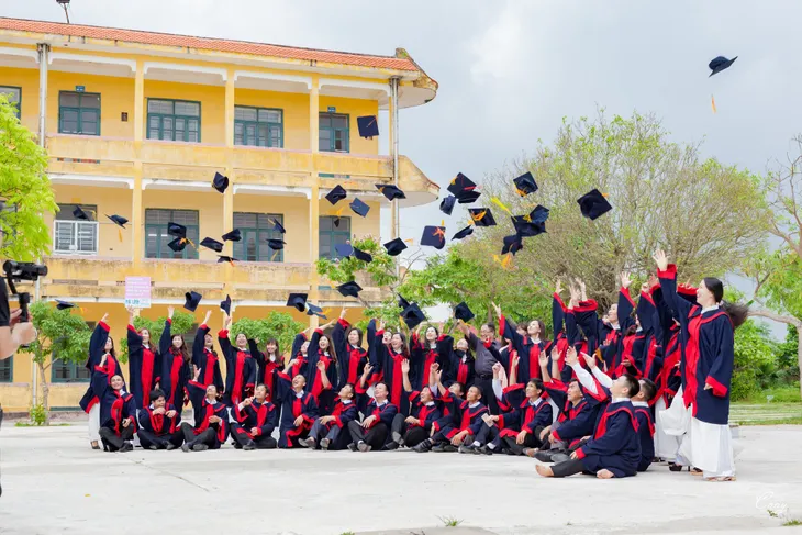Chùm ảnh kỷ yếu đáng yêu của những...bậc phụ huynh - Ảnh 8. Chùm ảnh kỷ yếu đáng yêu của những...bậc phụ huynh - Ảnh 8.