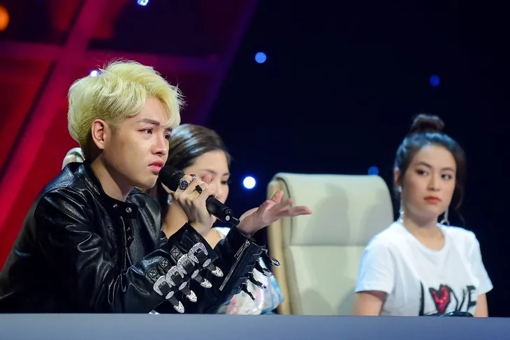 Đức Phúc nghẹn ngào khóc trên ghế nóng The Debut tập 4 - Ảnh 3. Đức Phúc nghẹn ngào khóc trên ghế nóng The Debut tập 4 - Ảnh 3.