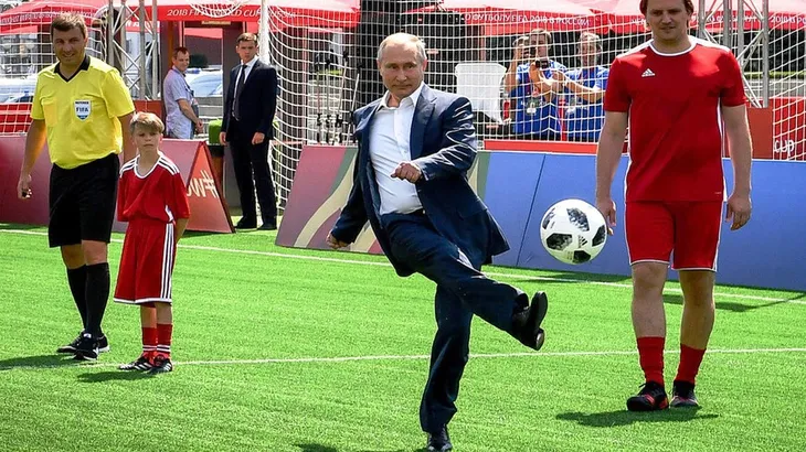 Tổng thống Putin đá bóng trên Quảng trường Đỏ - Ảnh 1. Tổng thống Putin đá bóng trên Quảng trường Đỏ - Ảnh 1.
