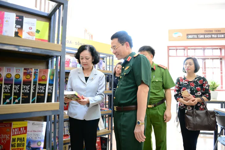 Viettel tặng 350.000 cuốn sách cho các trại giam - Ảnh 1. Viettel tặng 350.000 cuốn sách cho các trại giam - Ảnh 1.