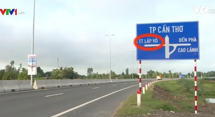 “Ma trận” biển báo chỉ dẫn trên cầu Cao Lãnh: Chủ phương tiện kêu trời! - Ảnh 1. “Ma trận” biển báo chỉ dẫn trên cầu Cao Lãnh: Chủ phương tiện kêu trời! - Ảnh 1.