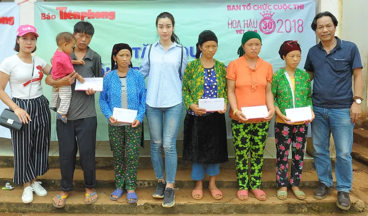 Hoa hậu Đỗ Mỹ Linh giản dị đi cứu trợ đồng bào vùng lũ Hà Giang - Ảnh 4. Hoa hậu Đỗ Mỹ Linh giản dị đi cứu trợ đồng bào vùng lũ Hà Giang - Ảnh 4.