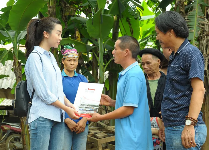 Hoa hậu Đỗ Mỹ Linh giản dị đi cứu trợ đồng bào vùng lũ Hà Giang - Ảnh 3. Hoa hậu Đỗ Mỹ Linh giản dị đi cứu trợ đồng bào vùng lũ Hà Giang - Ảnh 3.