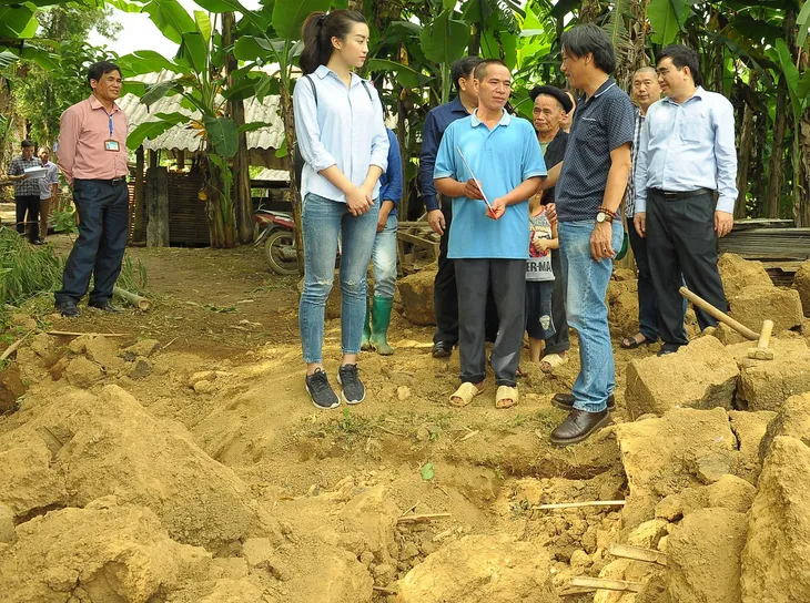 Hoa hậu Đỗ Mỹ Linh giản dị đi cứu trợ đồng bào vùng lũ Hà Giang - Ảnh 2. Hoa hậu Đỗ Mỹ Linh giản dị đi cứu trợ đồng bào vùng lũ Hà Giang - Ảnh 2.
