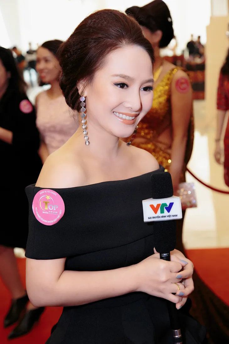Ca sĩ Thu Phượng dành 8 phút cho một khuôn mặt hoàn hảo - Ảnh 1. Ca sĩ Thu Phượng dành 8 phút cho một khuôn mặt hoàn hảo - Ảnh 1.